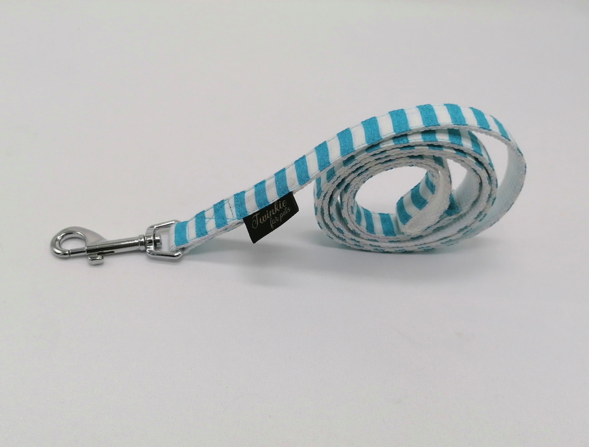 Trela para cão em tecido azul e branco com mosquetão metálico