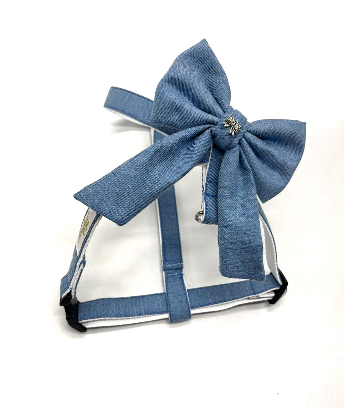 Peitoral azul para animal com laço grande e ornamento metálico