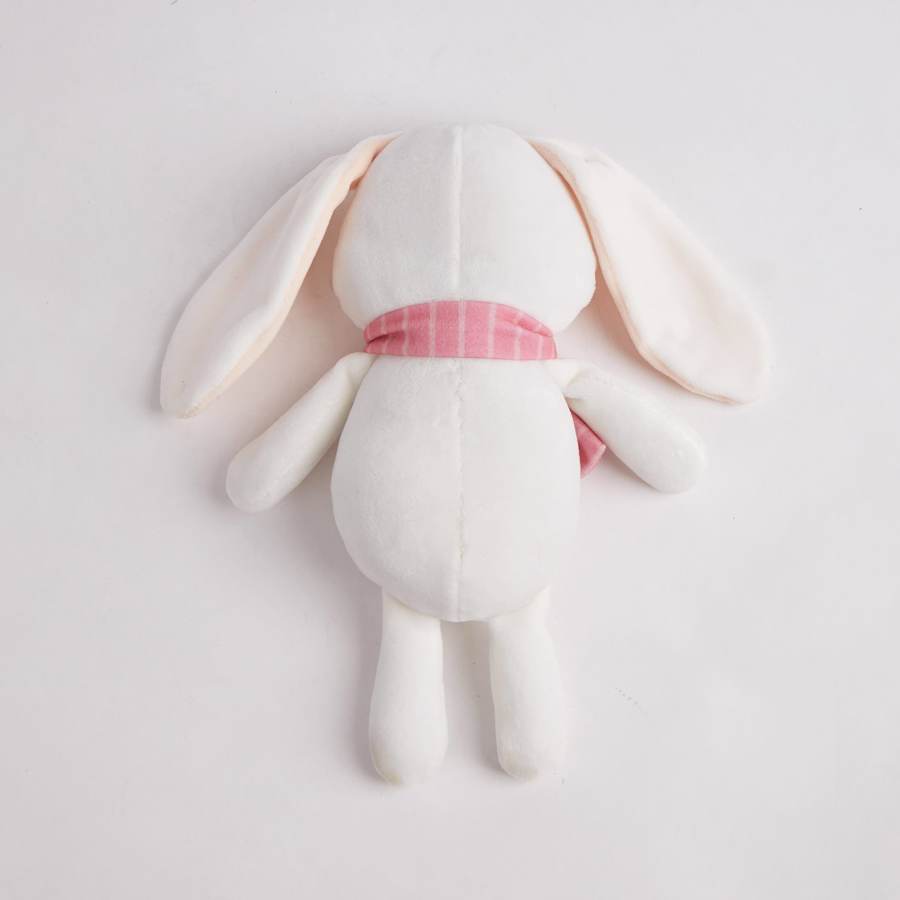 Pelúcia de coelho branco com cachecol rosa às riscas