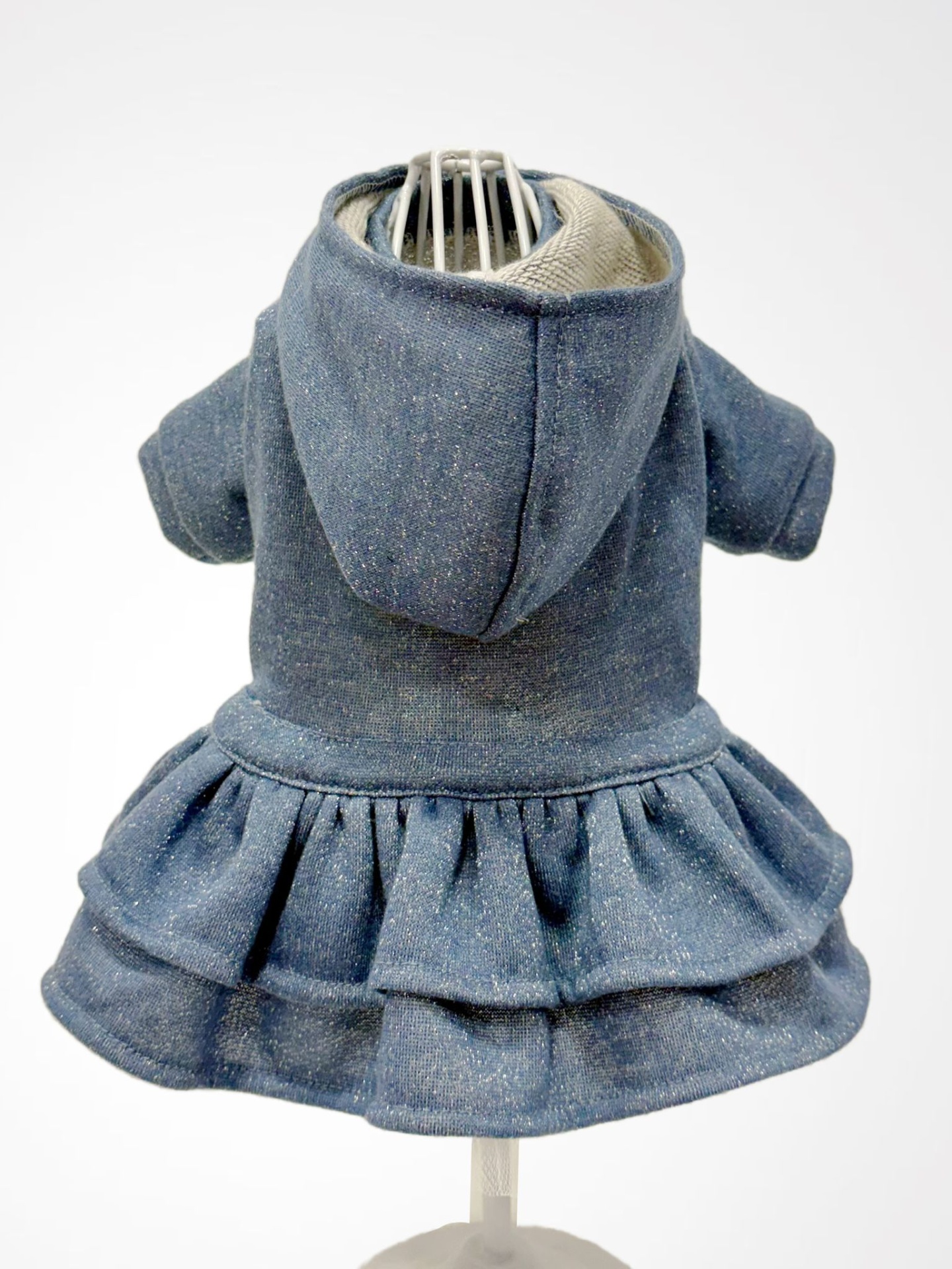 Vestido azul com capuz e saia de duas camadas em tecido brilhante em manequim