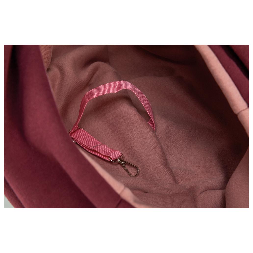 Interior de mala ou mochila em tecido cor de vinho e rosa com alça e gancho metálico