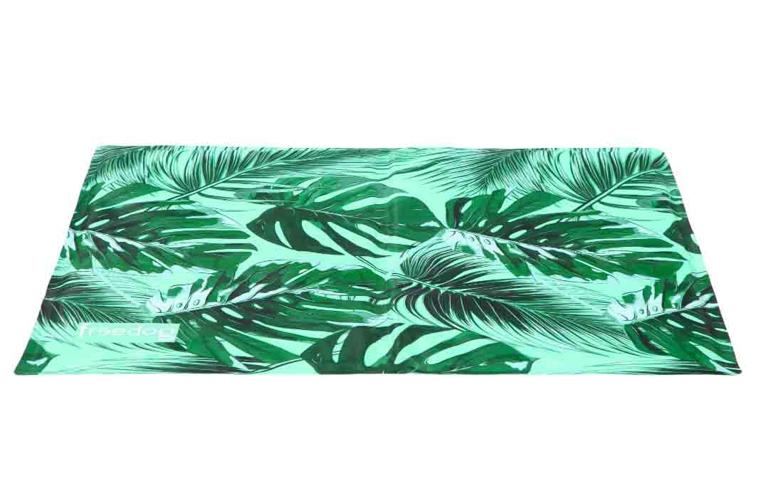 Tapete ou toalha com padrão de folhas tropicais verdes e texto freedom