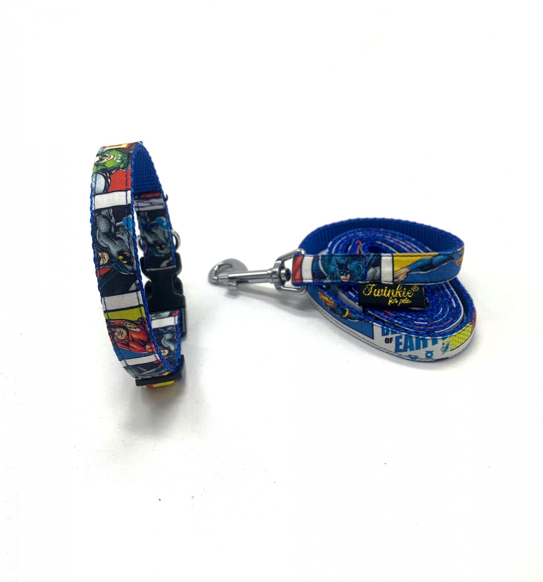 Coleira e trela para cão em tecido com padrão colorido e fechos metálicos prateados