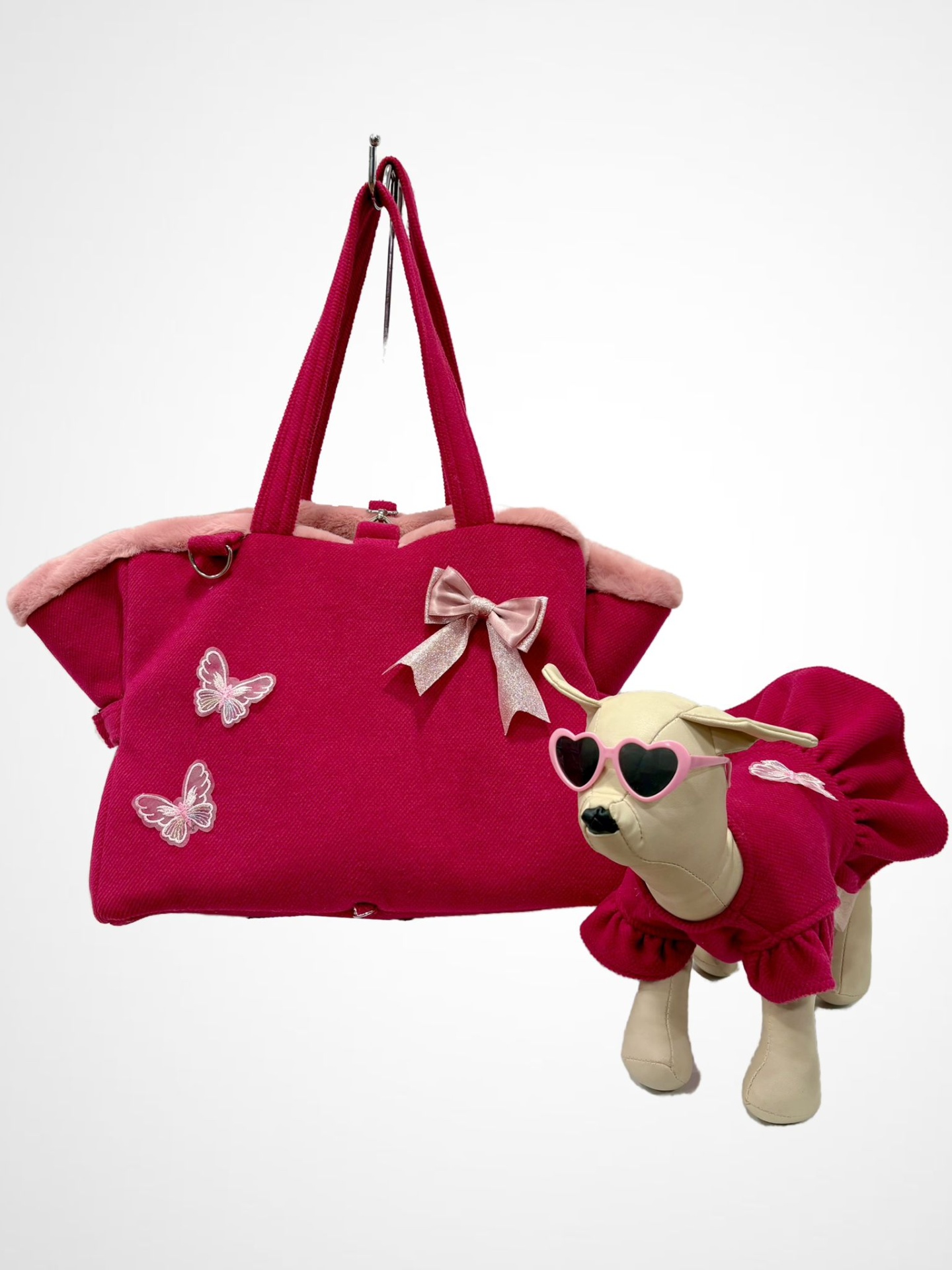 Bolsa vermelha com laço e borboletas e traje vermelho para cão de peluche com óculos em forma de coração