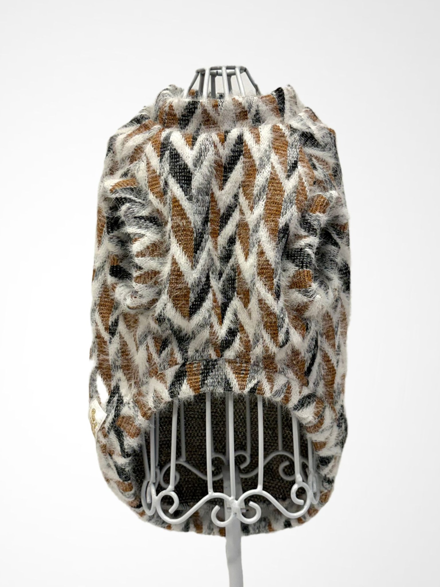 Roupa de malha para cão com padrão geométrico castanho, branco e preto