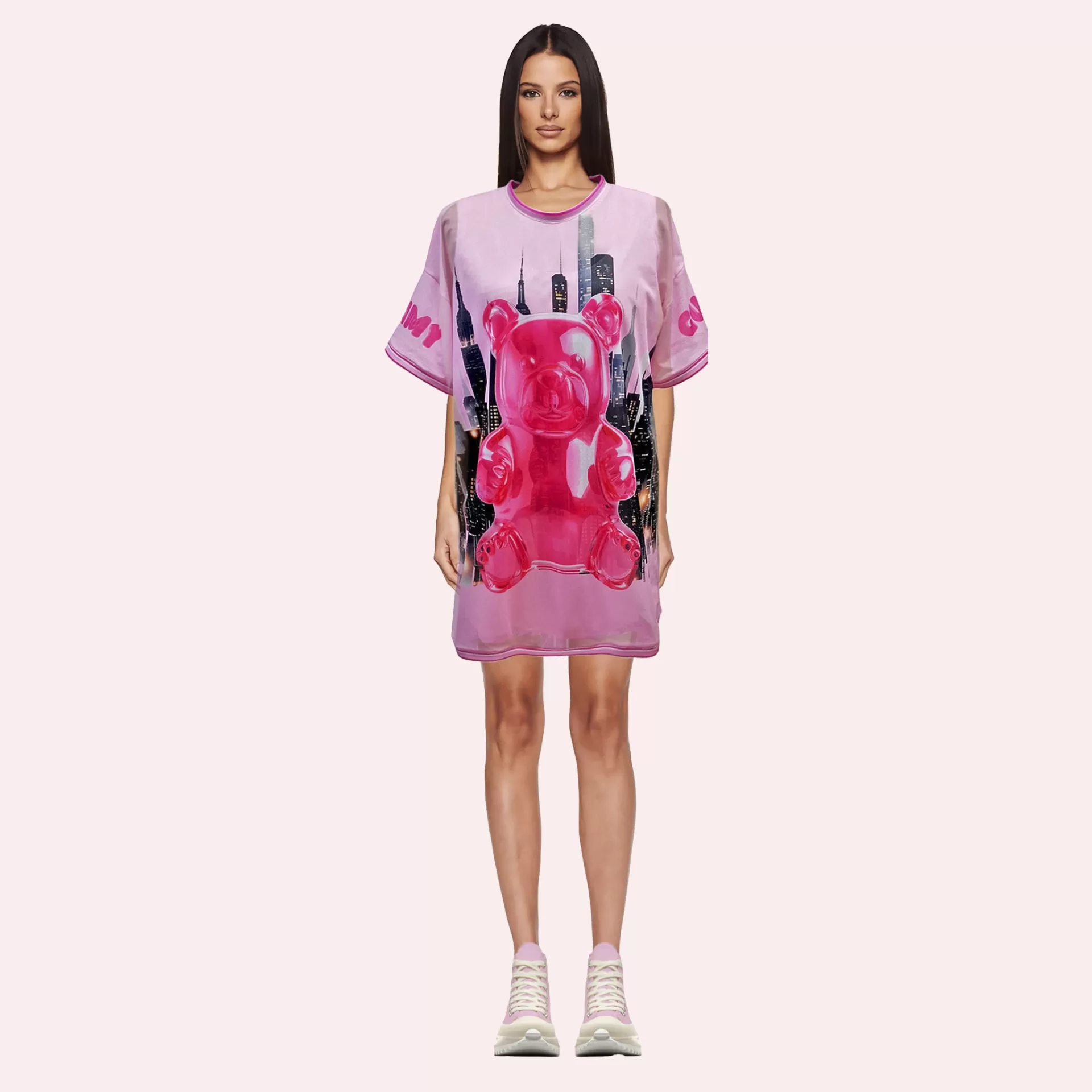 Vestido rosa com estampa de urso vermelho e elementos da cidade preto