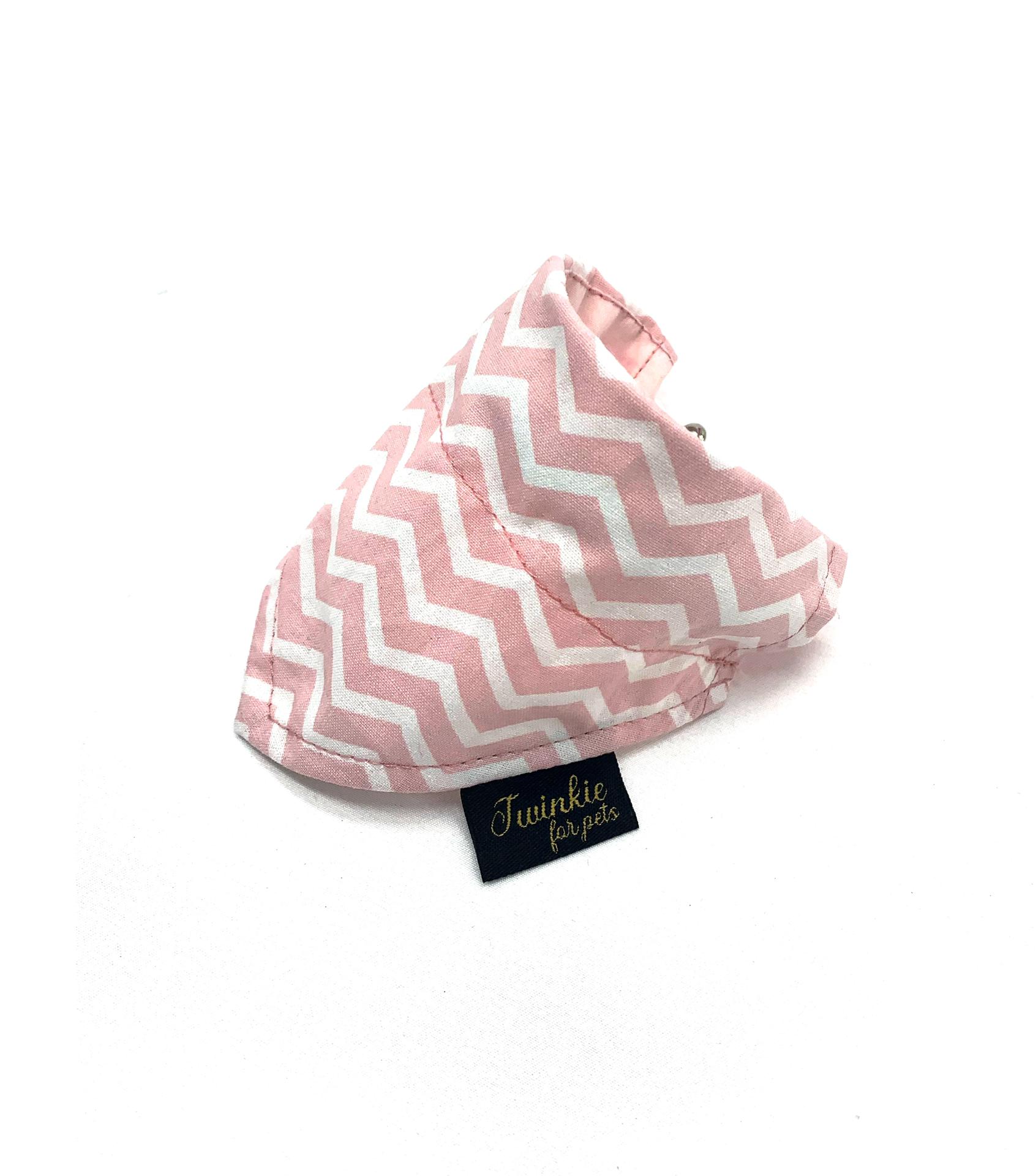 Bandana para animais com padrão ziguezague branca e rosa
