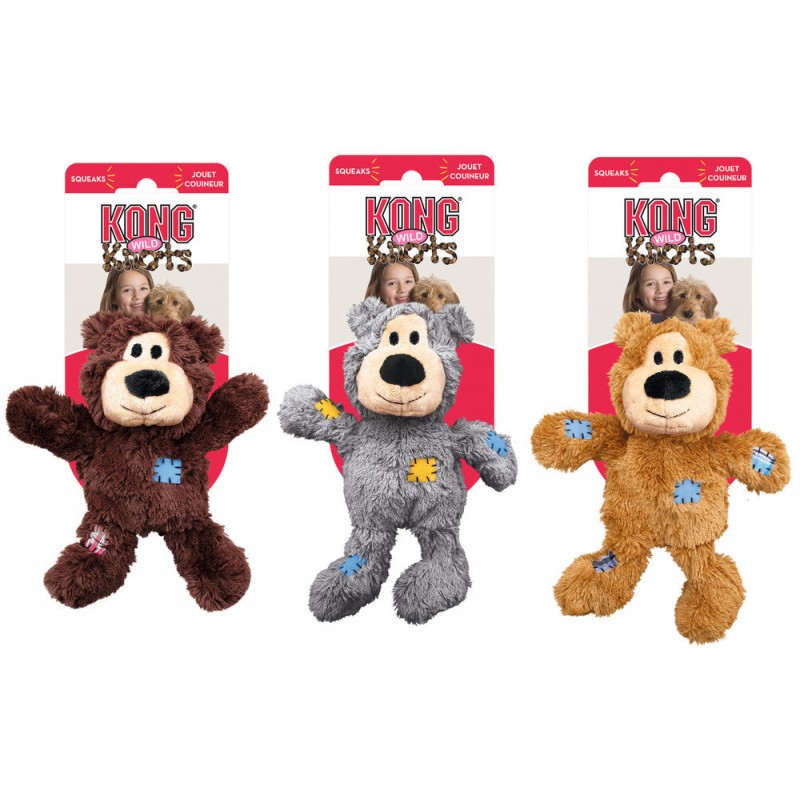 Três peluches para cão KONG WILD LIL PATS em diferentes cores com remendos coloridos e embalagem visível