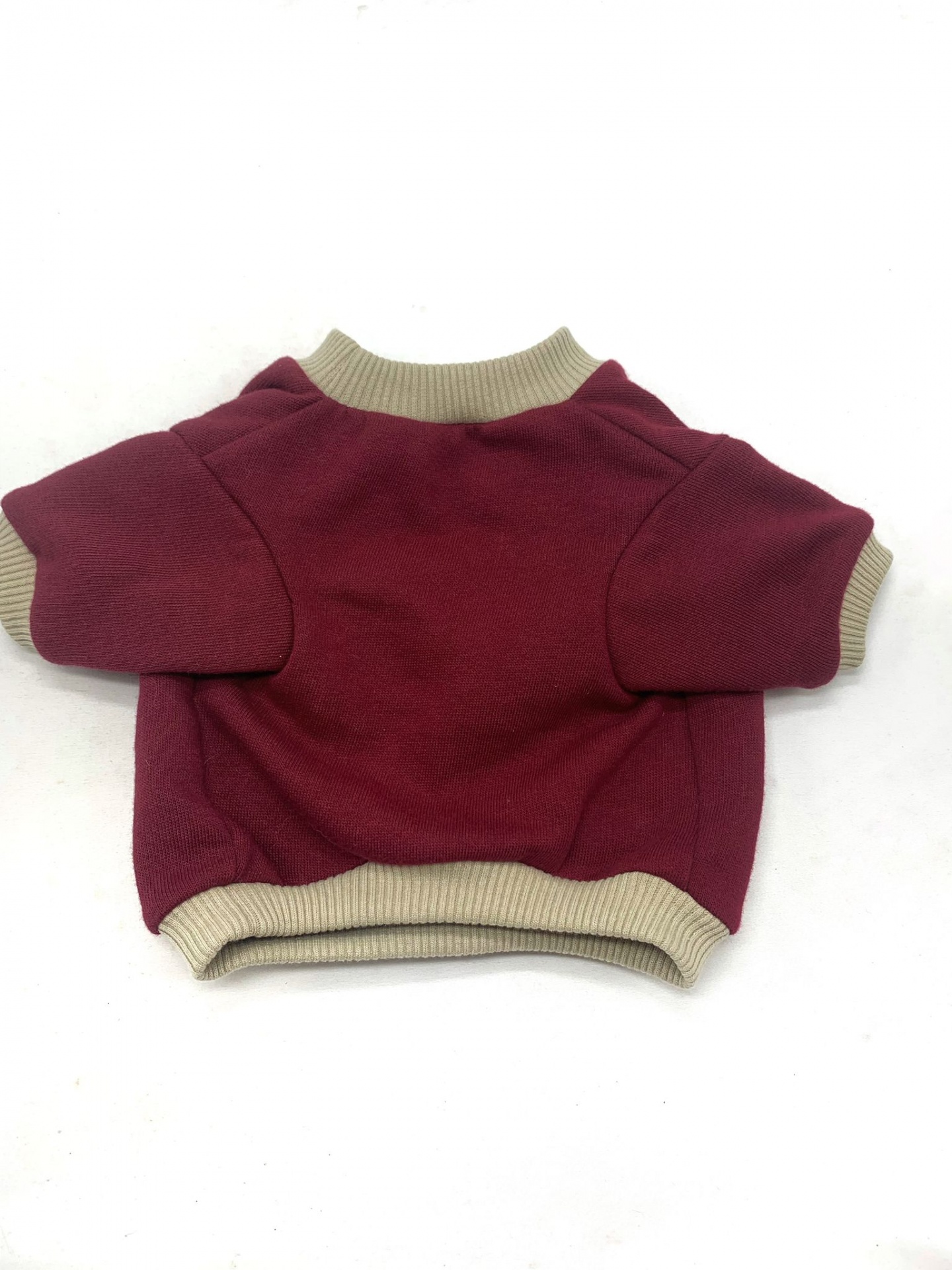 Camisola para cão bordô com detalhes em bege sobre fundo branco