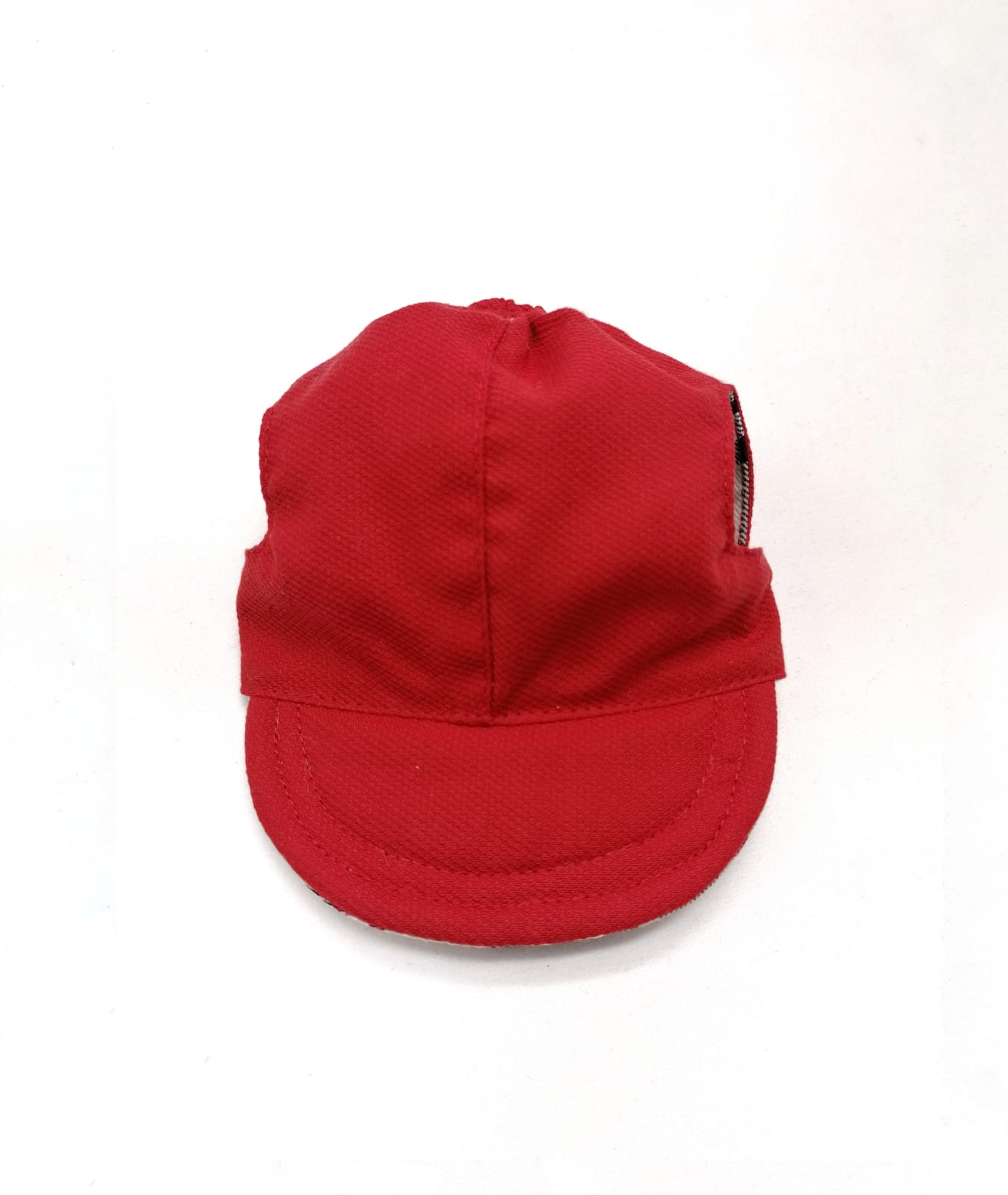 boné vermelho em tecido com aba curta