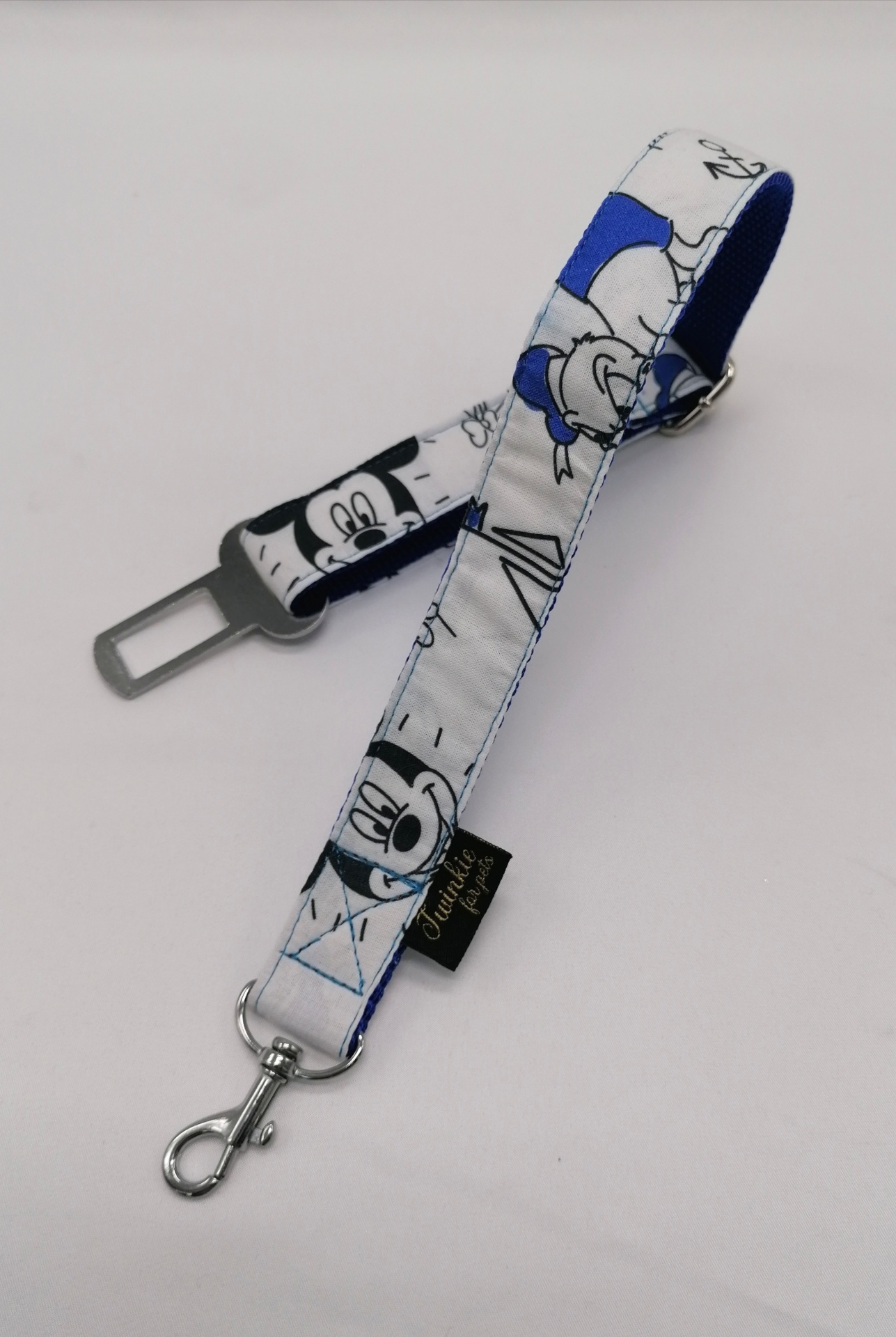 Peça em tecido ao padrão Disney com suporte metálico para cinto de segurança