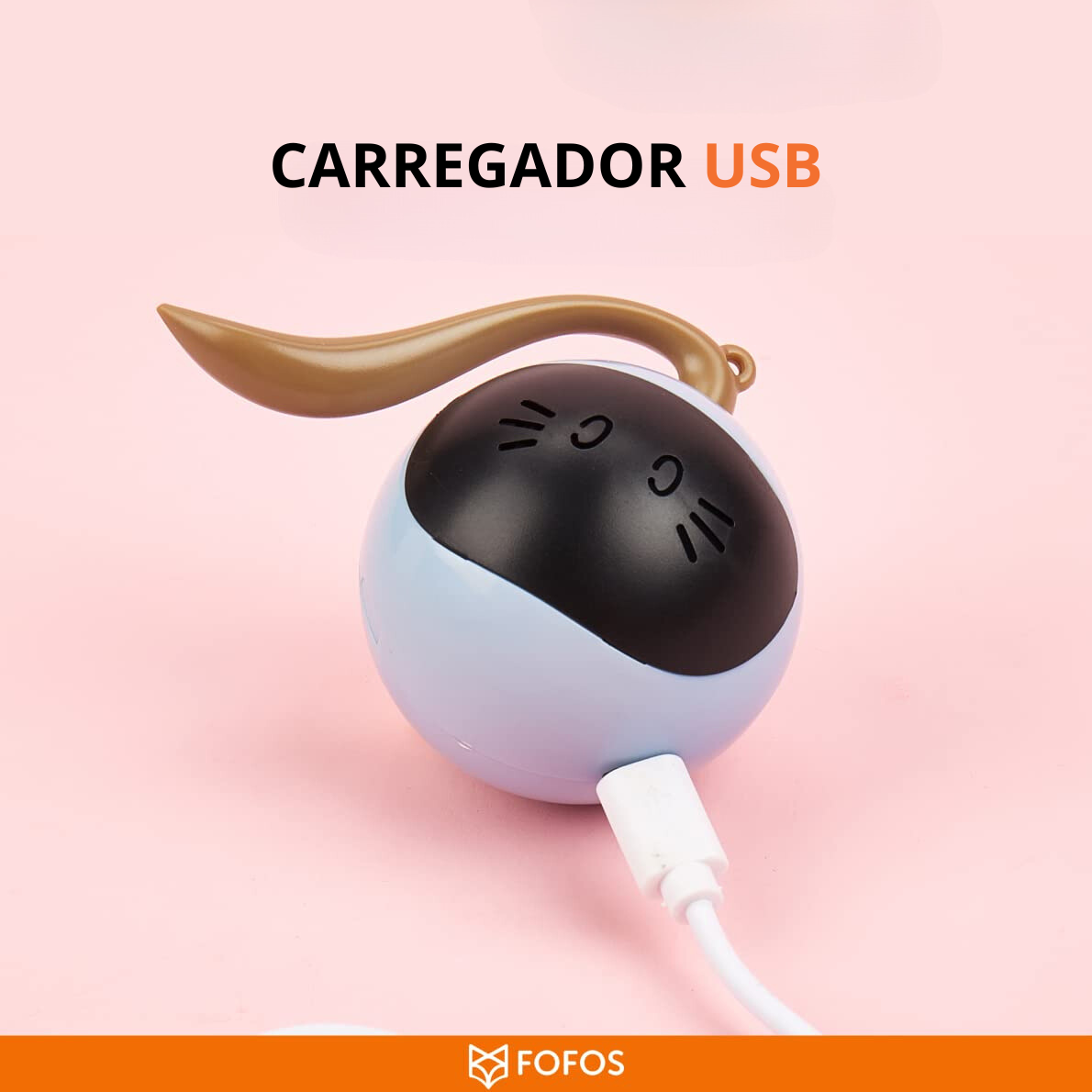 Carregador USB em forma de bola com rosto e cauda, fundo rosa