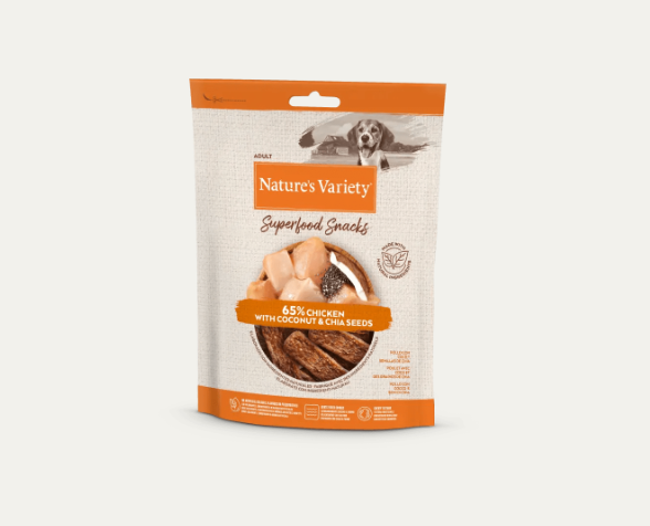 Embalagem de snacks para cães Nature's Variety com frango, coco e sementes de chia.