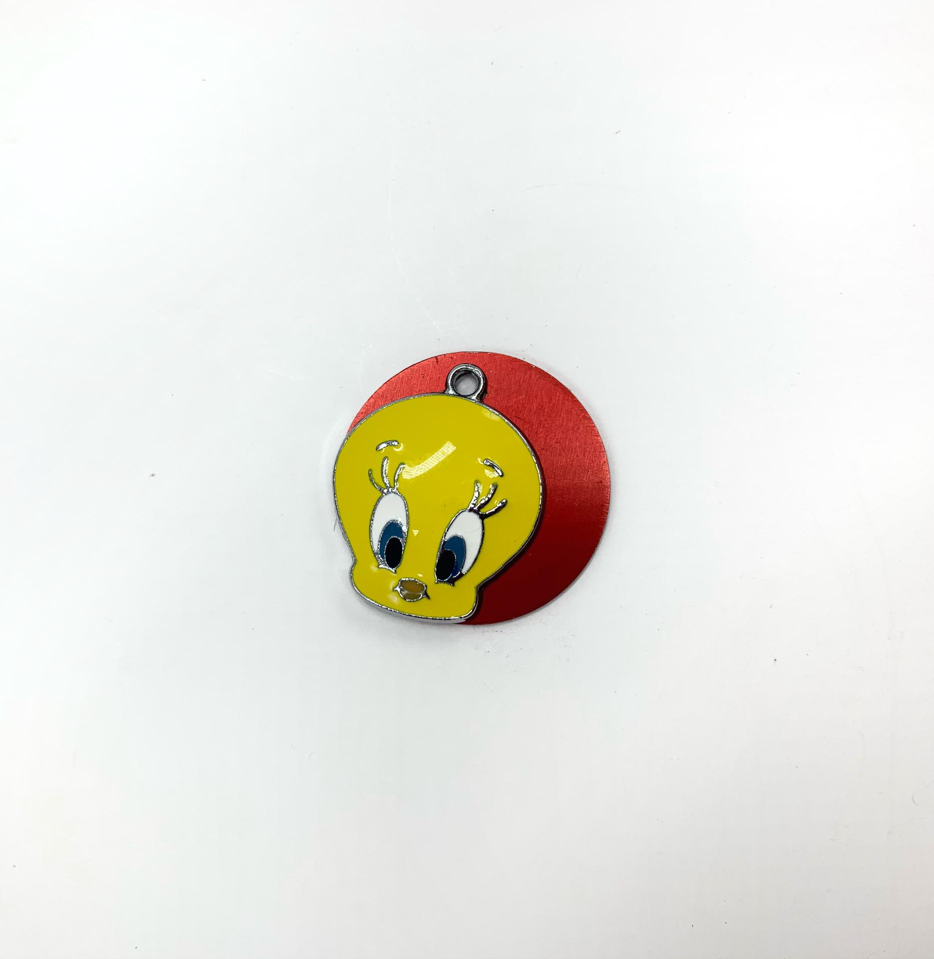 Pingente redondo com a face do Tweety em amarelo sobre fundo vermelho.