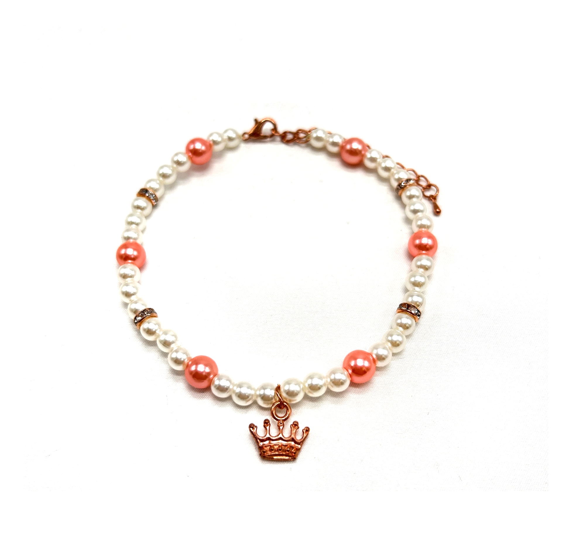 Pulseira de pérolas brancas e cor-de-rosa com pingente de coroa em metal cor de cobre