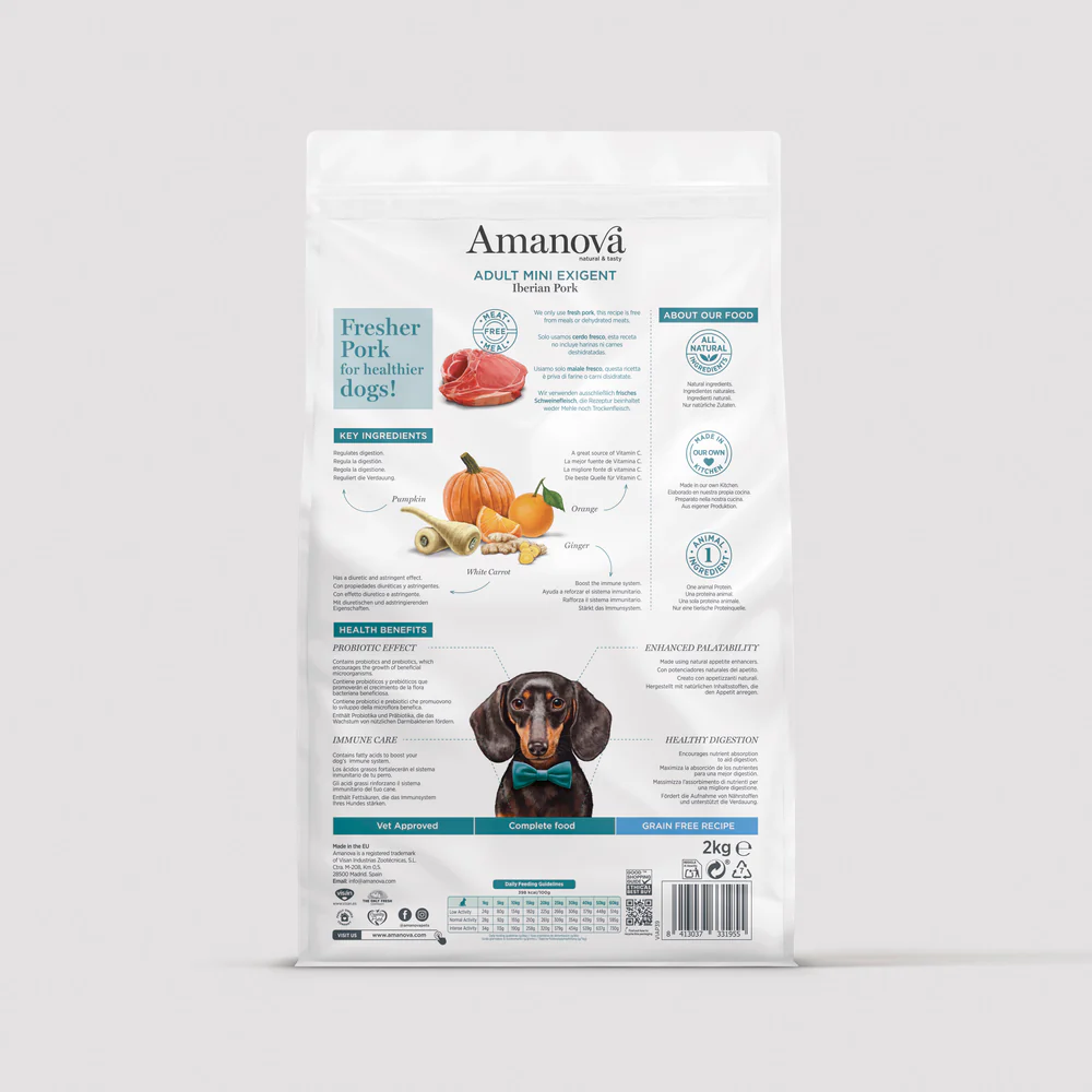 Embalagem branca de ração para cães Amanova com imagem de cachorro e ingredientes naturais.