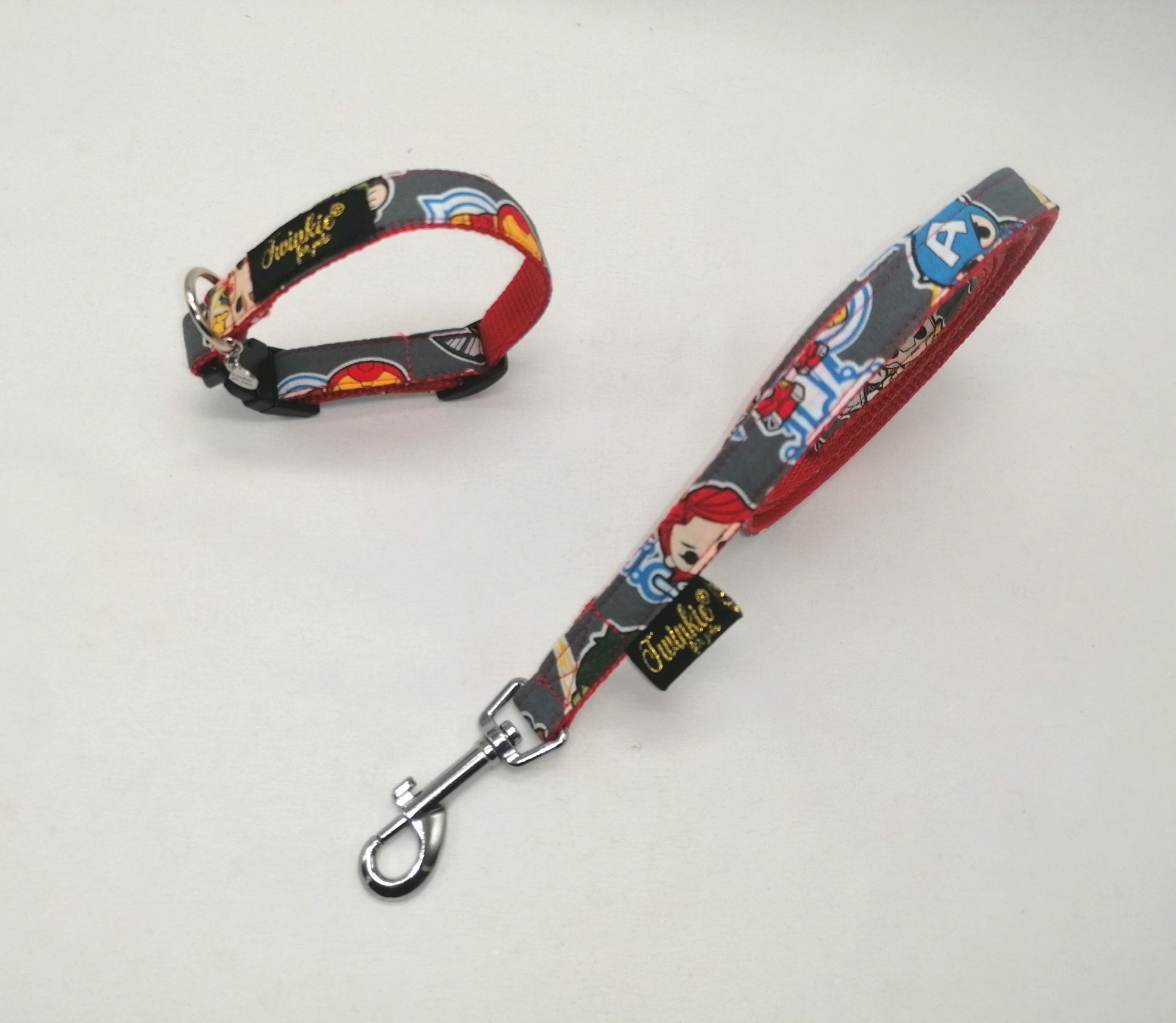 Coleira e trela para cão com padrão de super-heróis em tecido