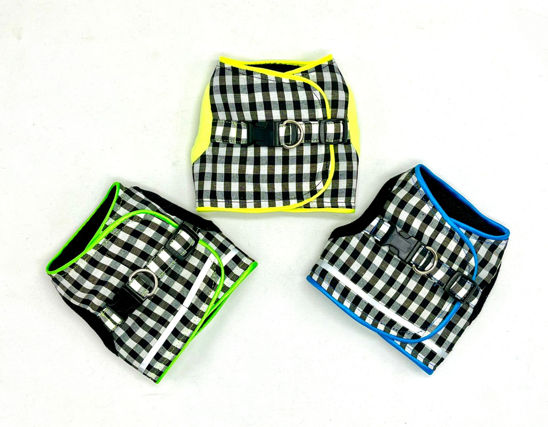 Peitorais para cães xadrez branco e preto com bordas amarelo, verde e azul