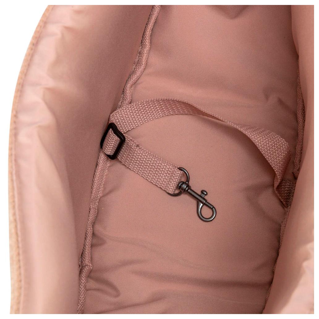 Interior de bolsa rosa com cinto ajustável e gancho metálico negro