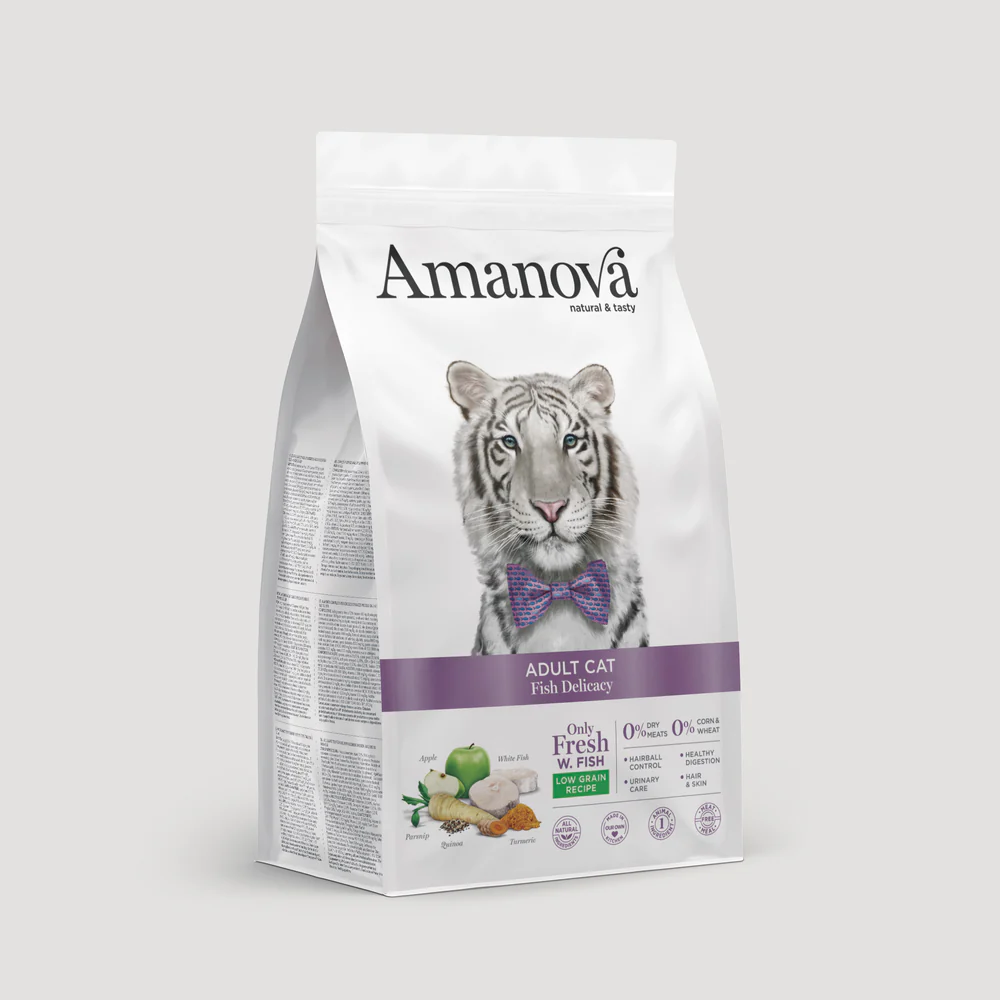 Pacote branco de ração para gatos adultos com tigre branco e gravata borboleta
