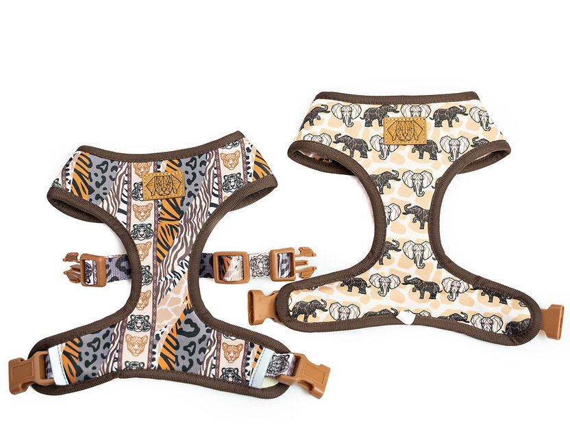 Dois peitorais de cão com padrões de animais em tecidos macios, com fechos ajustáveis.
