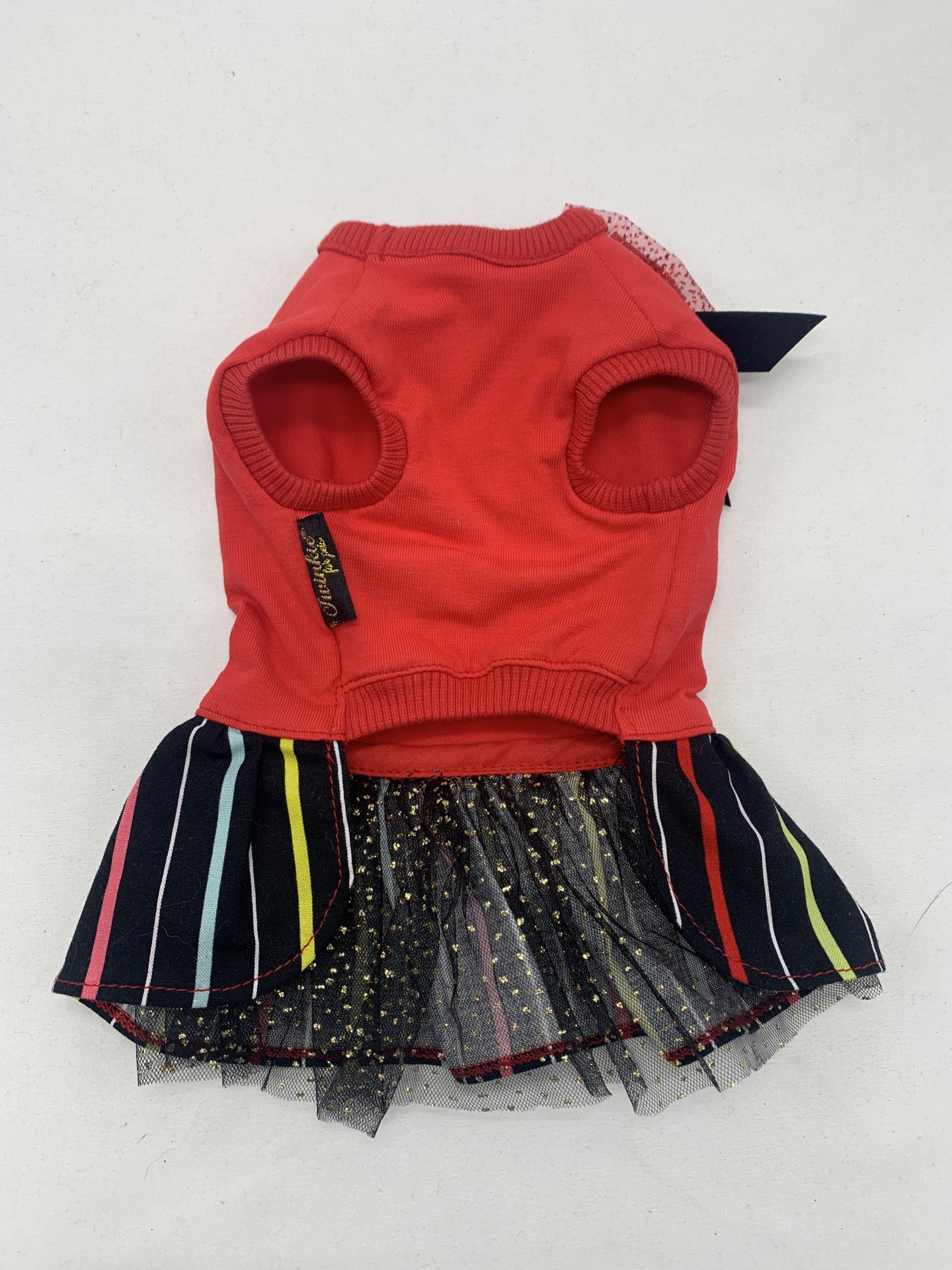 Vestido para cão vermelho com saia riscada colorida e tule preto com pontos dourados