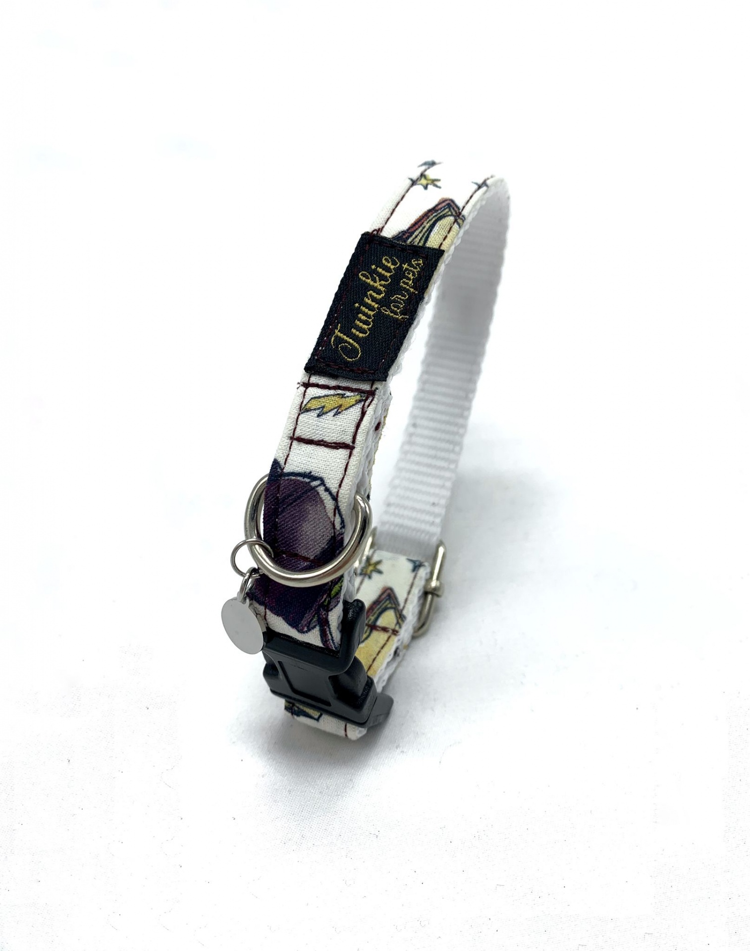 Coleira para animal de estimação branca com padrão colorido e etiqueta 'Frankie for Pets'