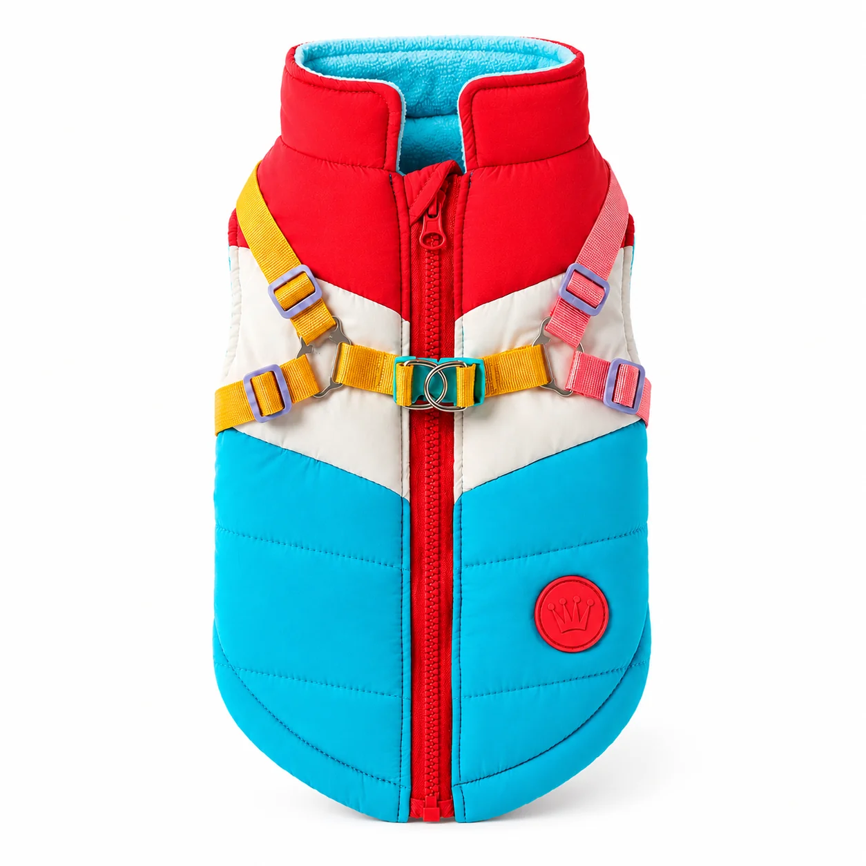 Casaco acolchoado para cão em vermelho, branco e azul com alças ajustáveis.
