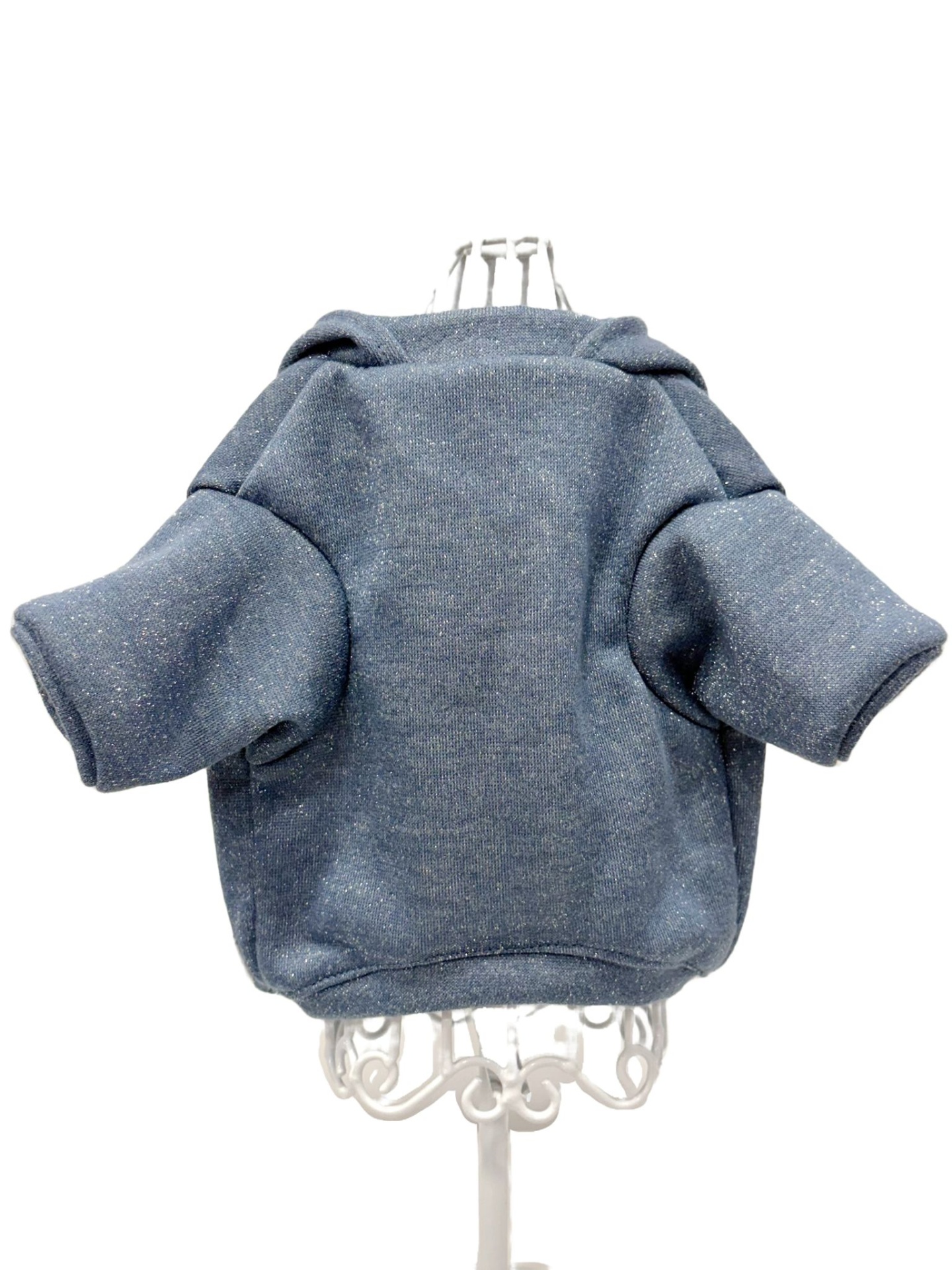 Casaco azul de malha com brilho, mangas curtas e capuz