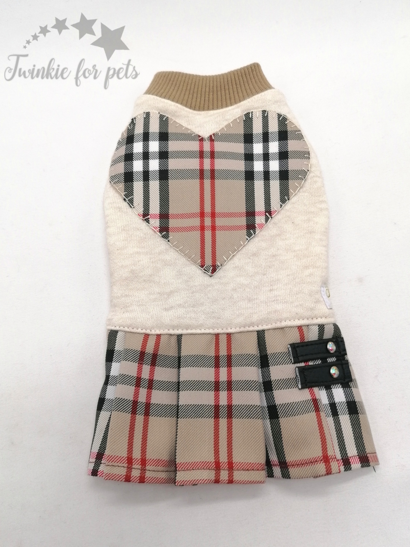 Roupa para cão bege com padrão xadrez e saia pregueada