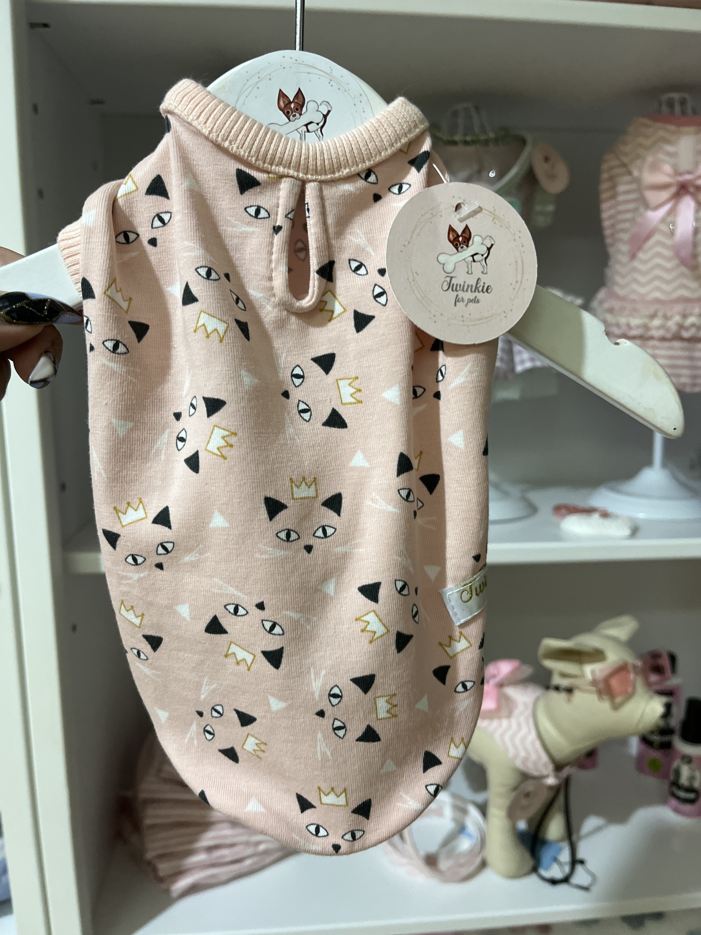 Roupa para cão cor de rosa com padrão de gatos com coroa e etiqueta Twinkle for Pets