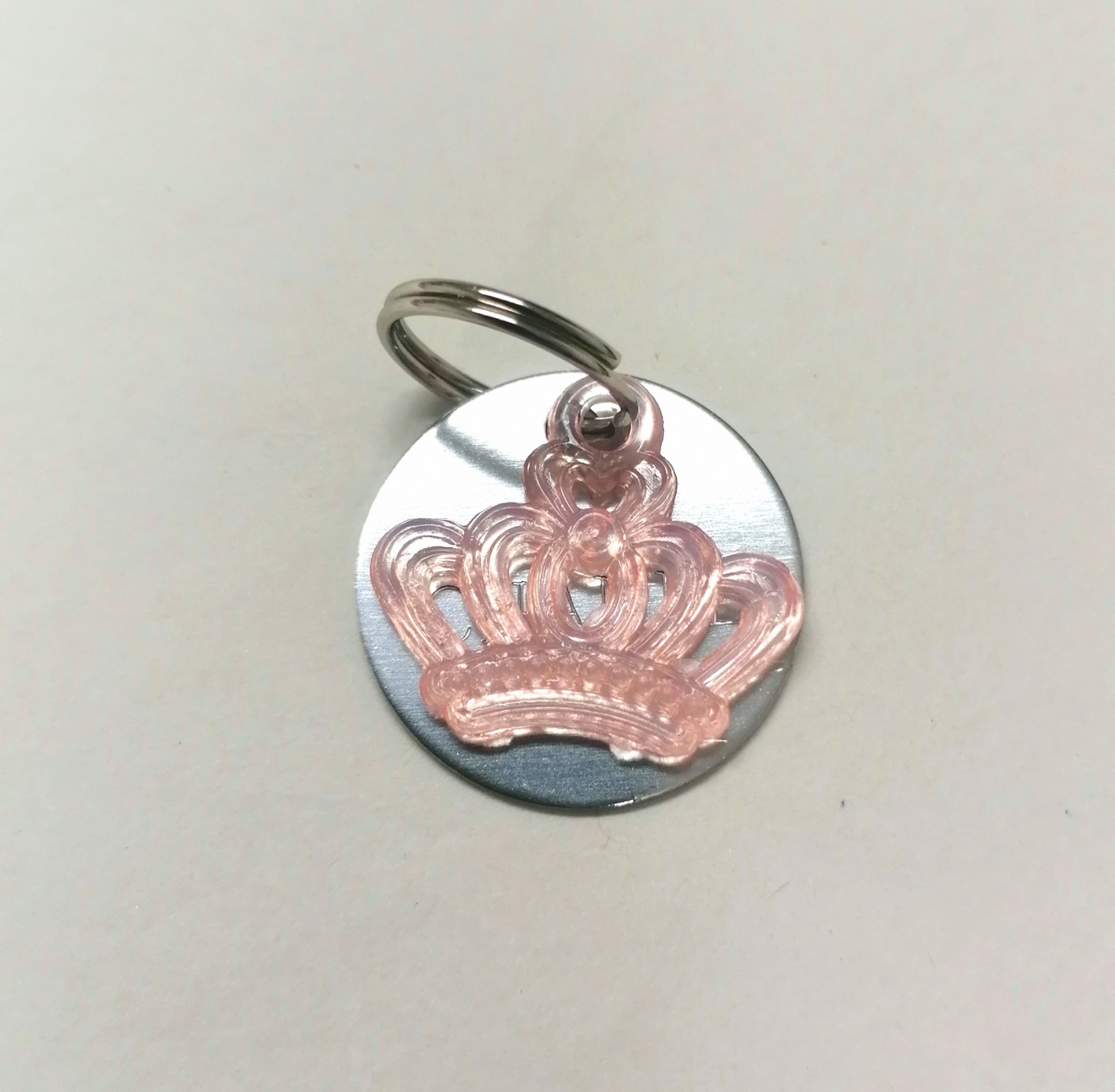 Chaveiro metálico redondo com coroa cor-de-rosa translúcida