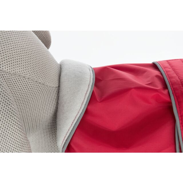 Capa vermelha com forro cinza sobre assento de carro cinzento