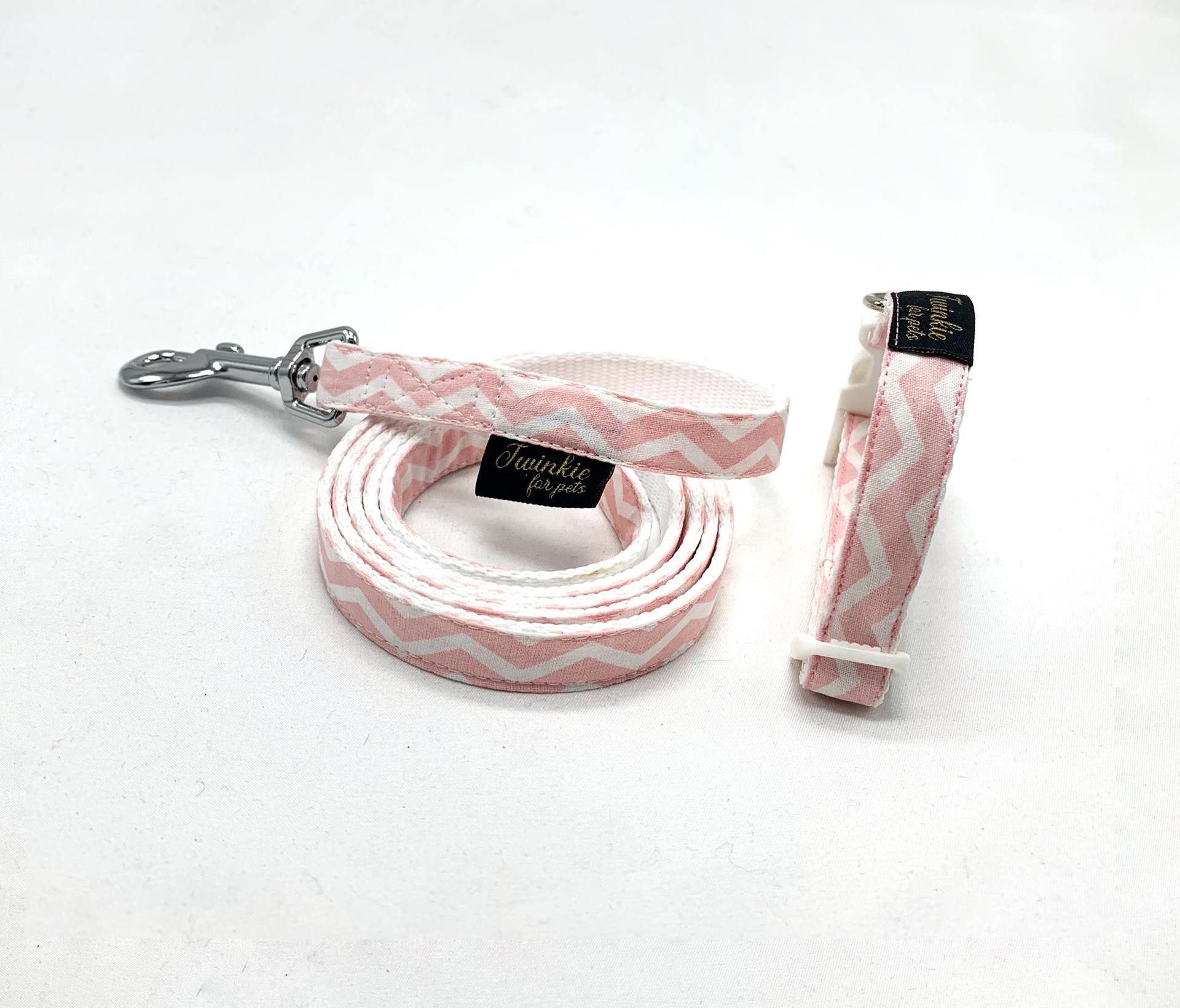 Trela e coleira para cão rosa claro com padrão de ondas e gancho metálico