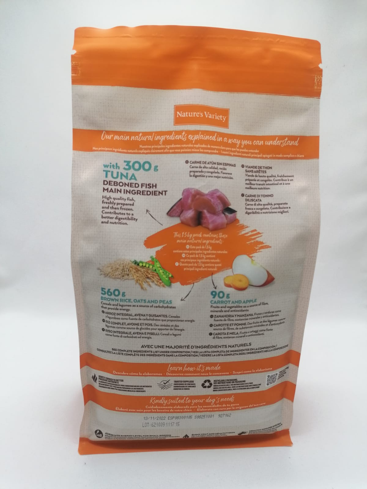 Saco de ração Nature's Variety com informações sobre ingredientes principais e imagem de peixe