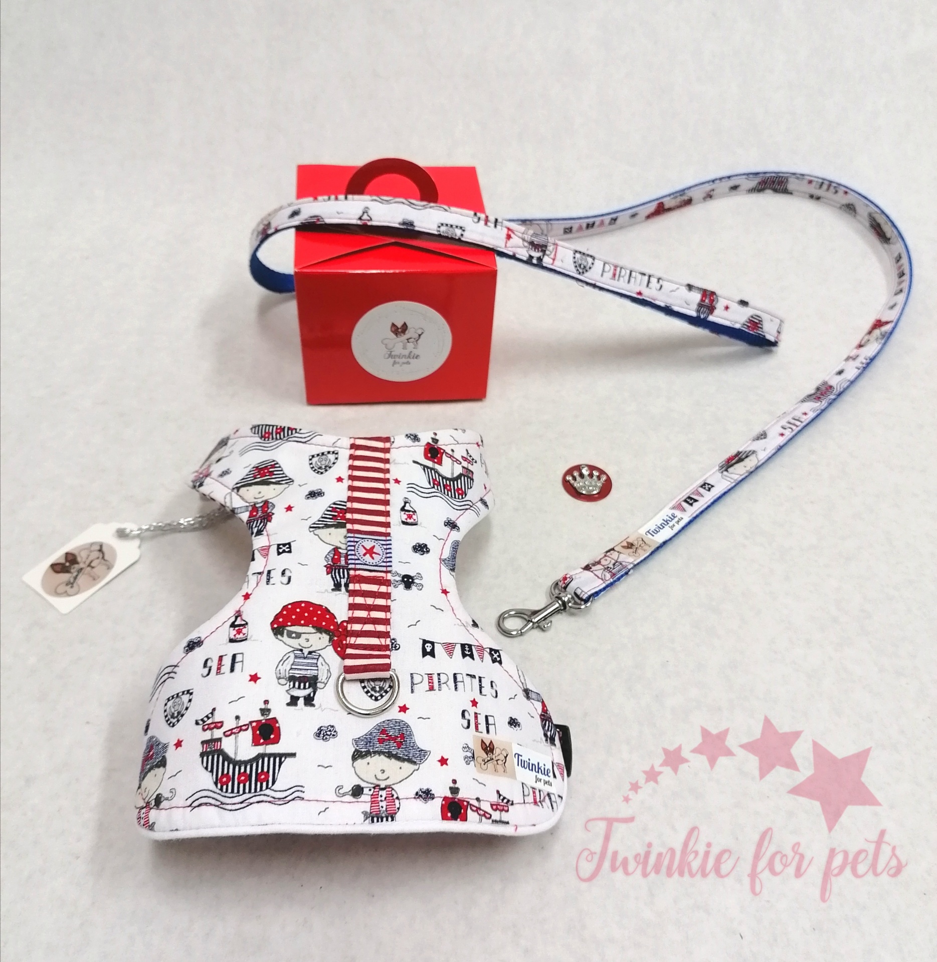 Peitoral e trela para cão com padrão de piratas, embalagem vermelha e etiqueta Twinkie for pets