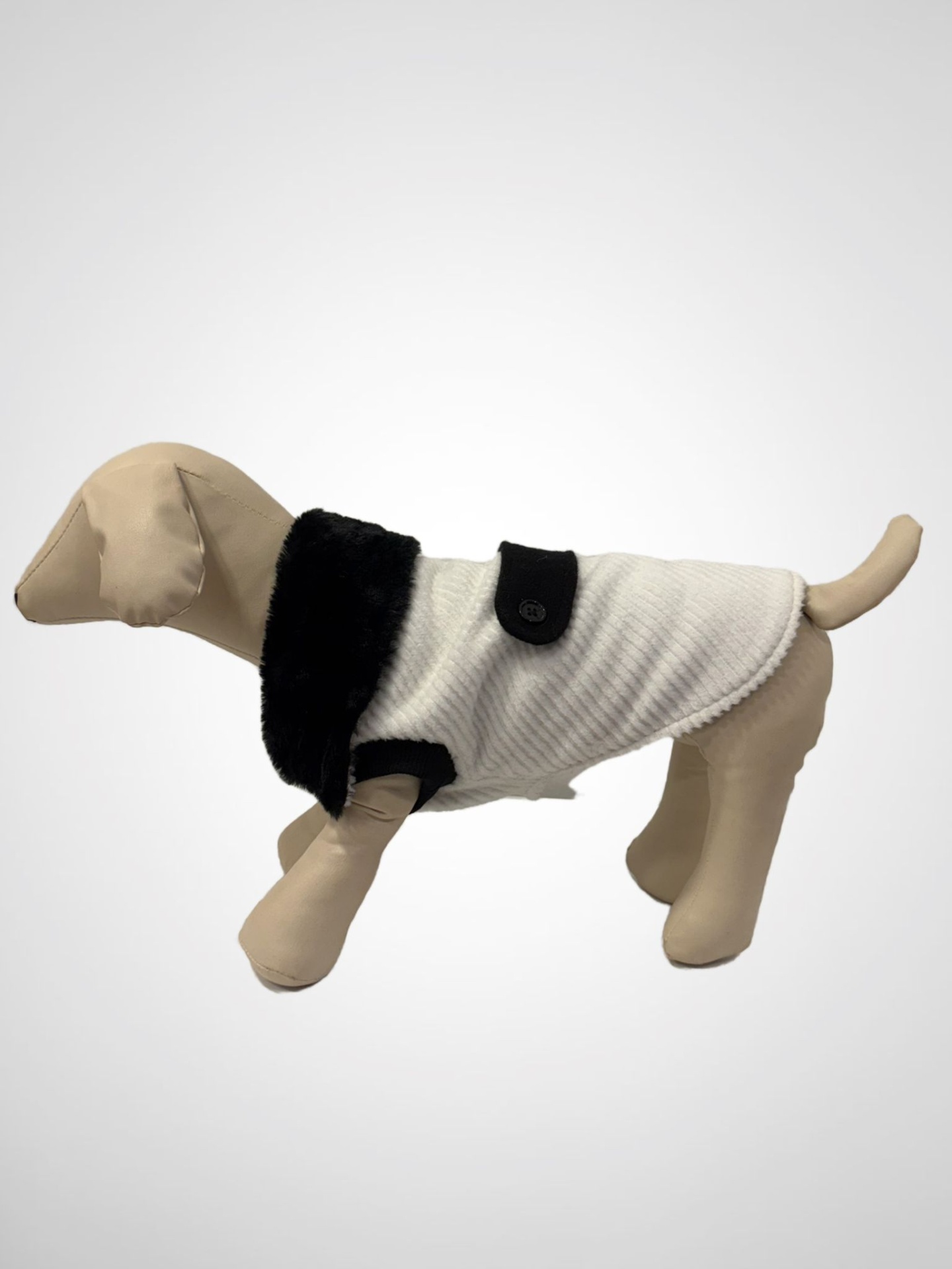 Roupa branca com gola preta para cão no manequim de cão bege