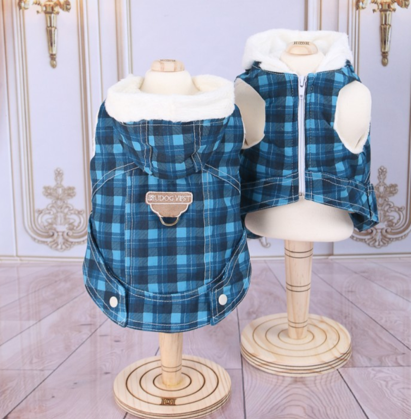 Casaco xadrez azul e preto para cão com forro branco e capuz em manequins de madeira