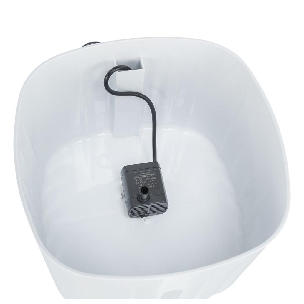 Recipiente branco quadrado com bomba preta e cabo.