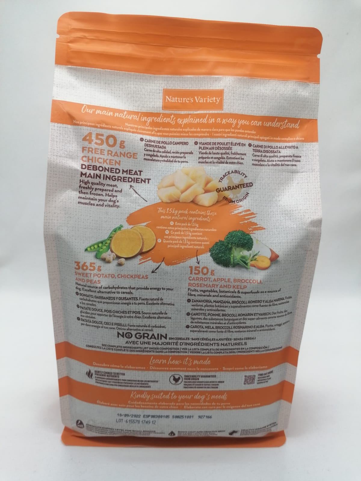 Saco branco e laranja de ração para cães Nature's Variety com texto sobre ingredientes e composição