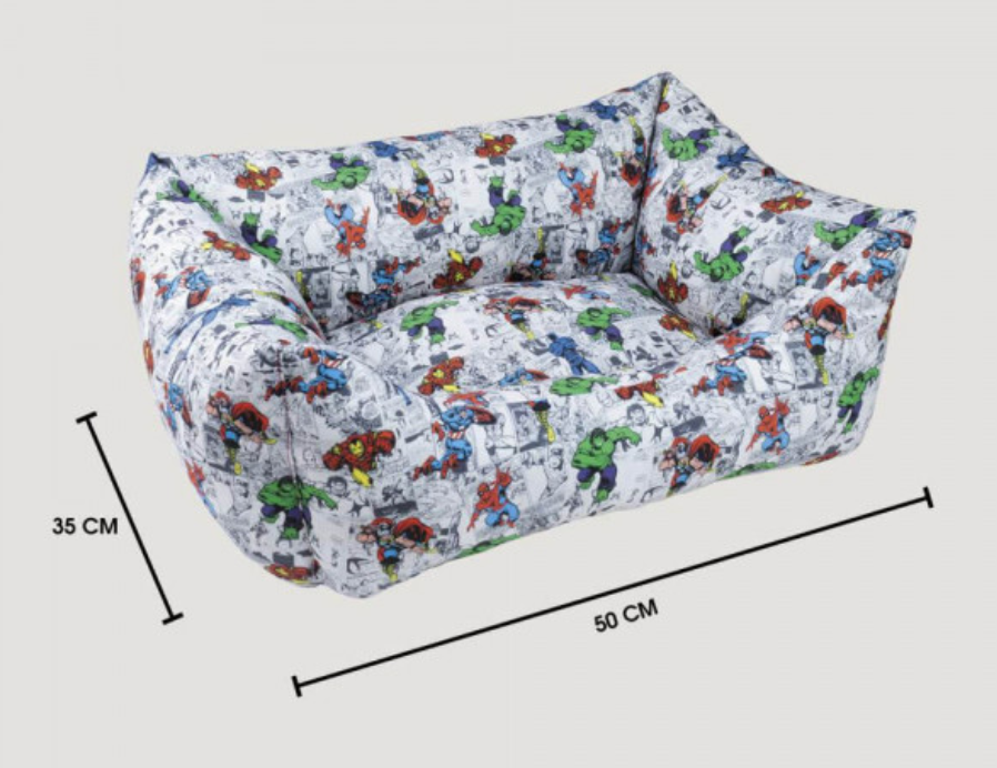 Sofá para animais com padrão de super-heróis e medidas de 35x50 cm