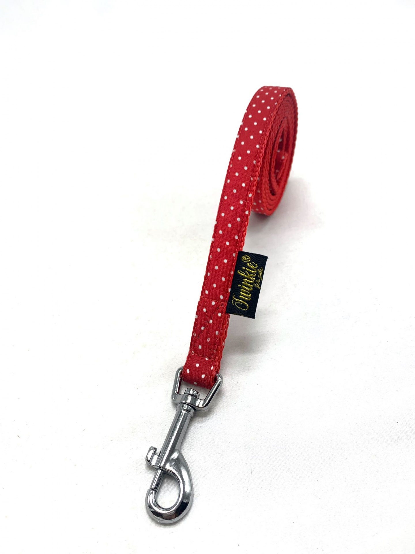 Trela vermelha de tecido com bolinhas brancas e fecho metálico