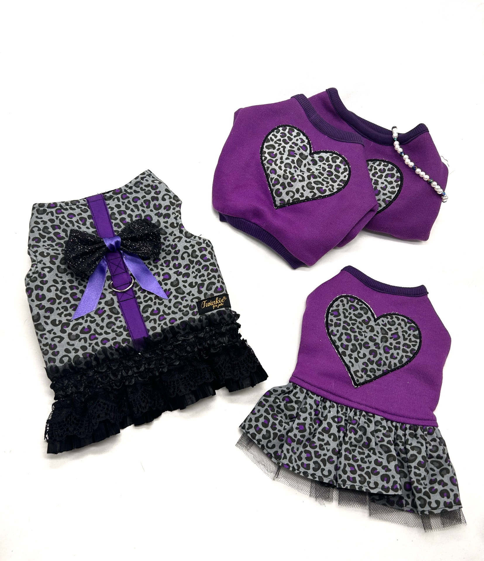 Conjunto de roupa para cães com padrão de leopardo em cinza e roxo