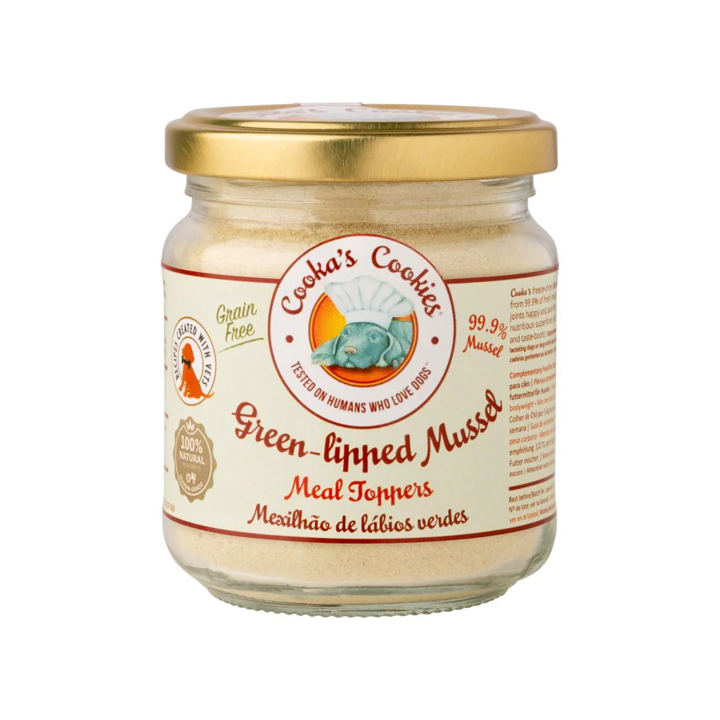 Frasco de vidro com pó amarelo claro e rótulo Cookas Cookies em fundo branco