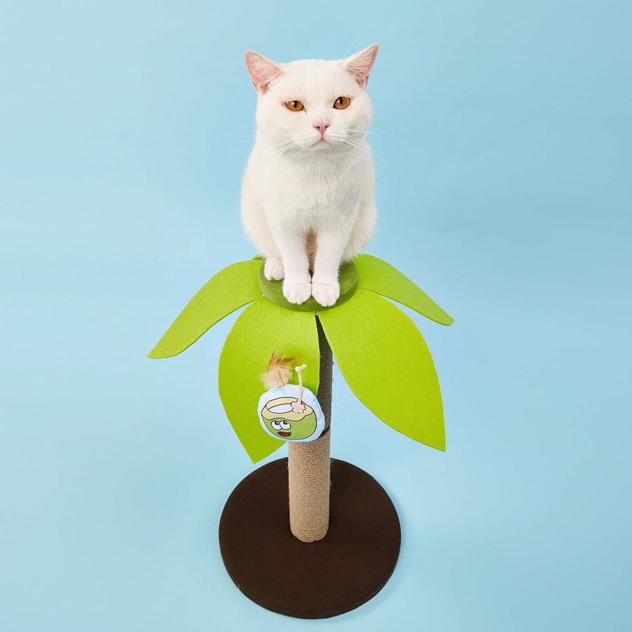 Arranhador para gatos em formato de árvore com um gato branco sentado no topo