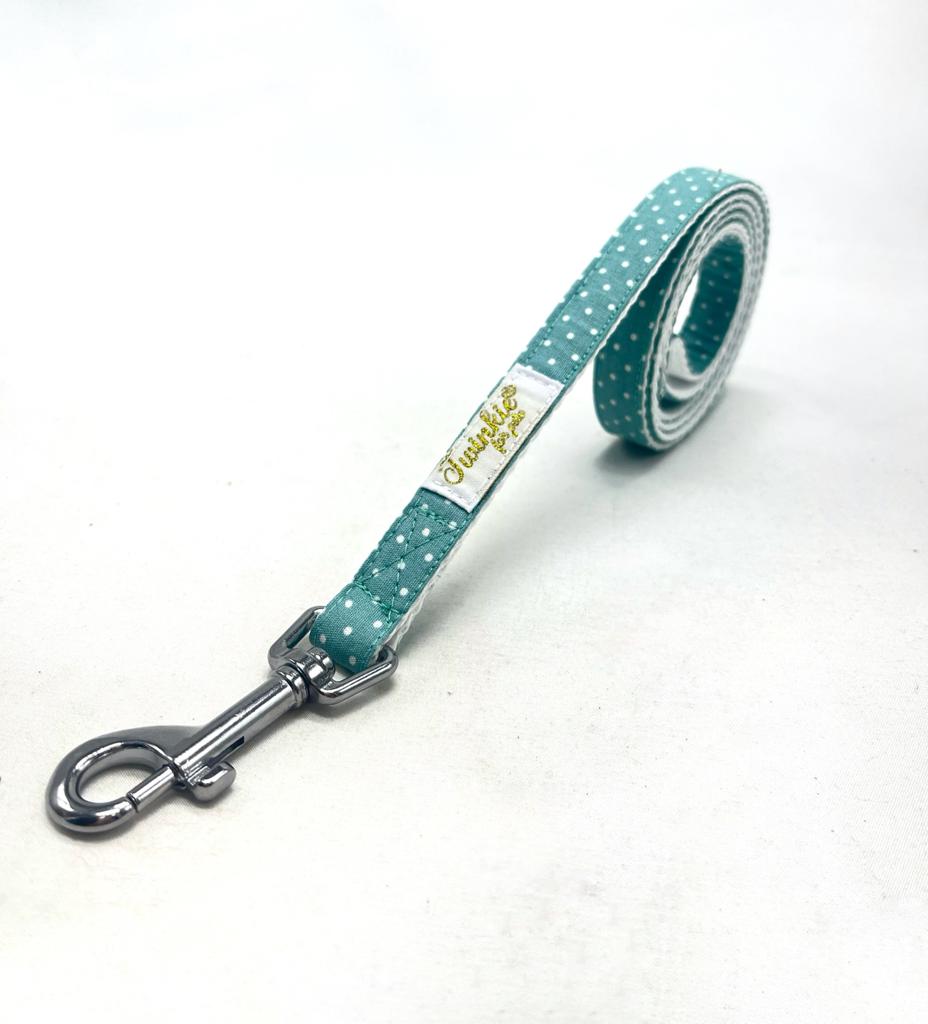 Trela para cães azul turquesa com pontos brancos e fecho metálico