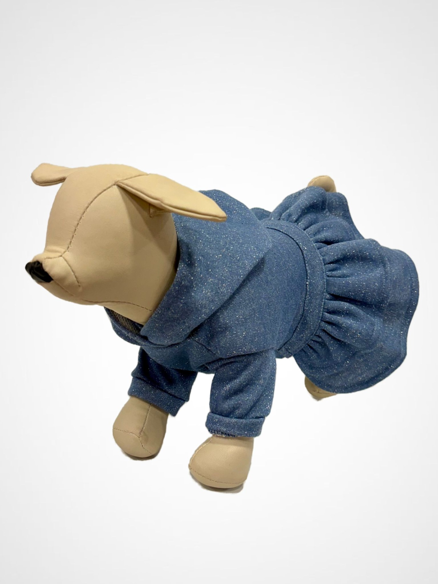 Figurino azul com brilho para cão em manequim de pele bege