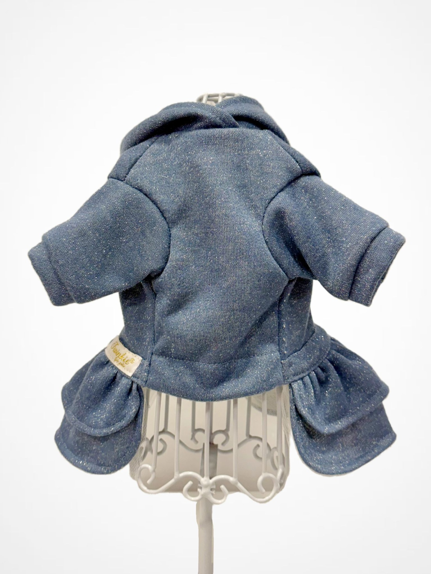 Casaco azul escuro brilhante com capuz e mangas curtas em manequim branco