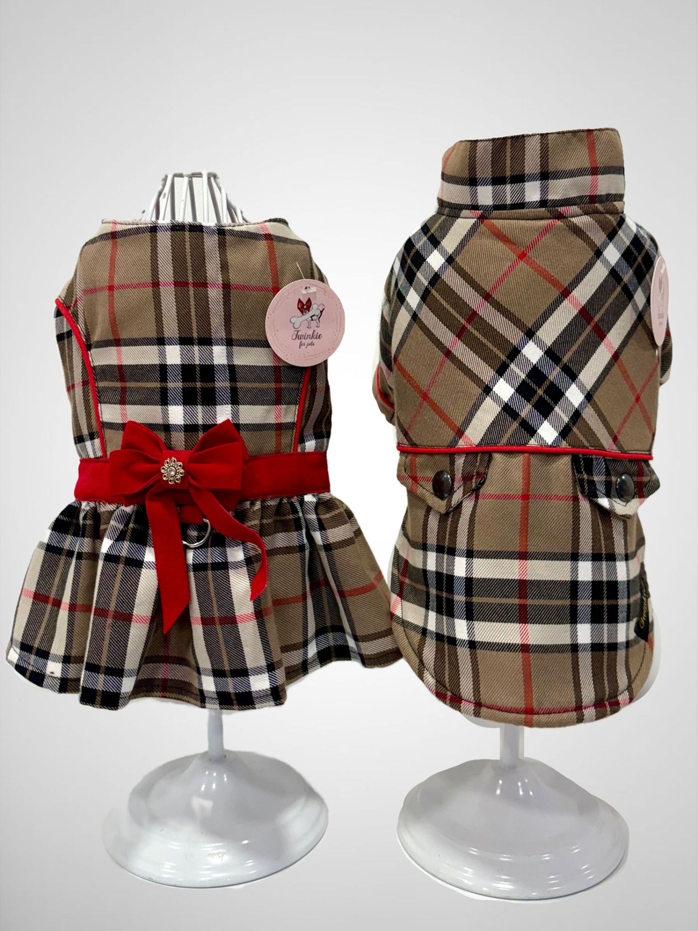 Dois vestidos xadrez para cães com fita vermelha e etiquetas Twinkie for pets