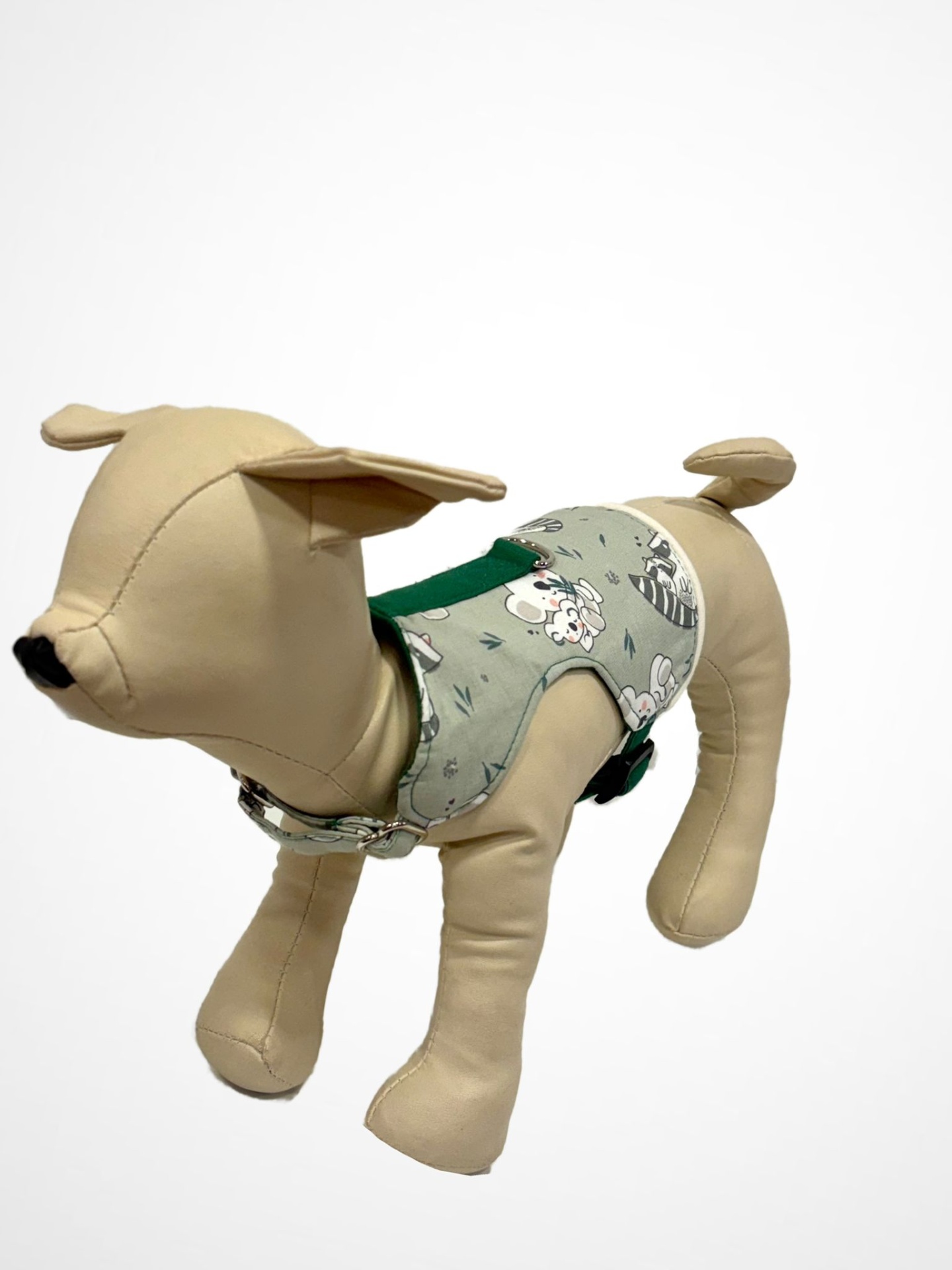 Manequim de cão com peitoral cinzento e verde com padrão de ursos